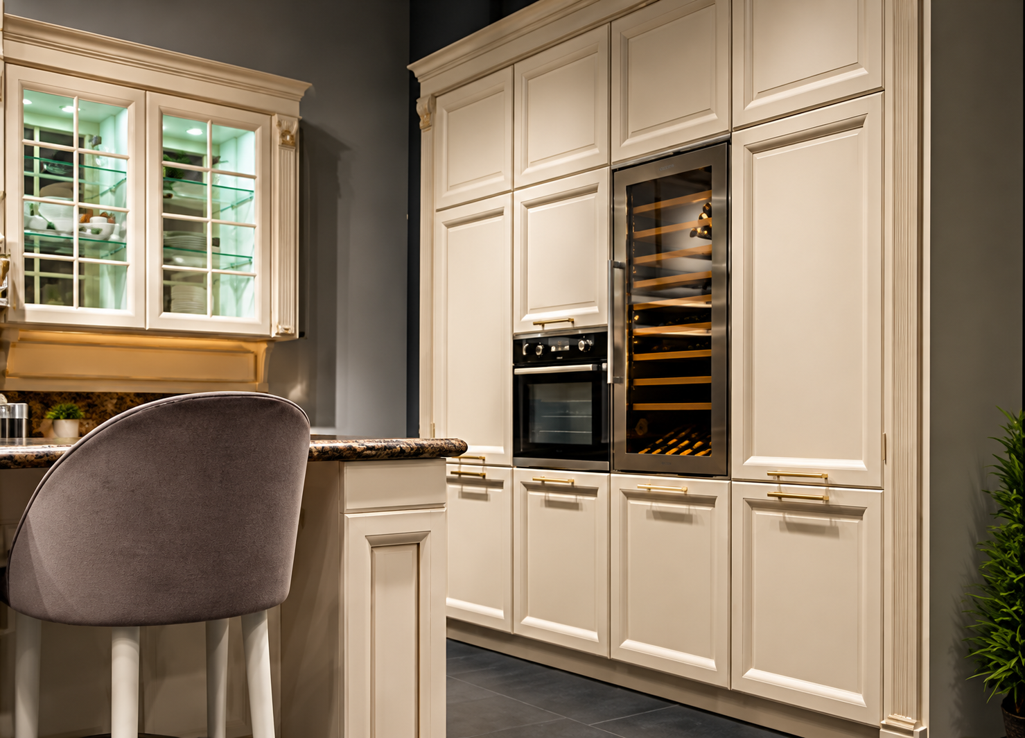 Diseño de cocina clásica con muebles de interior, cava de vinos y terminaciones elegantes