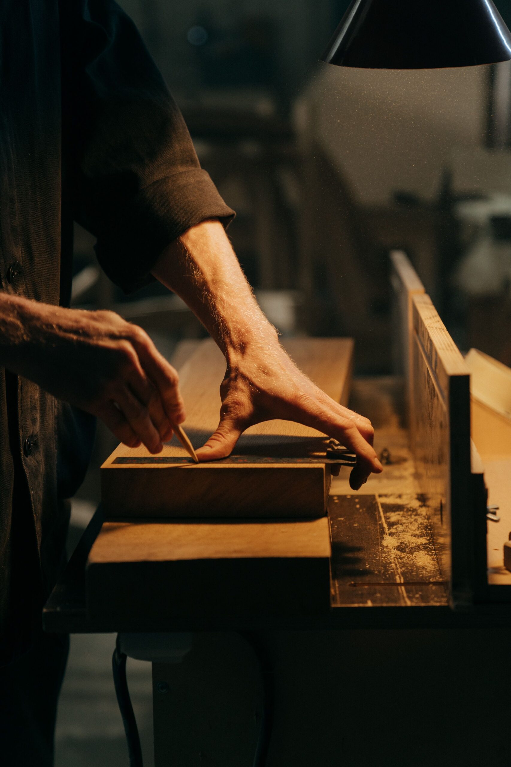Artesano trabajando en la fabricación de muebles de diseño